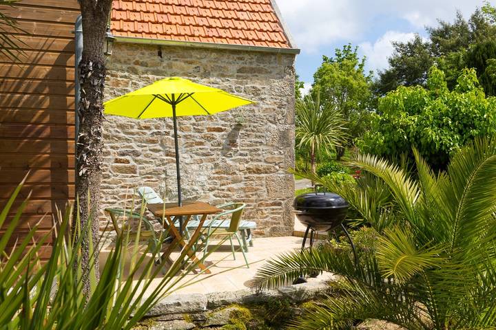 Gîte pour 3 personnes, avec terrasse et jardin à Plounérin