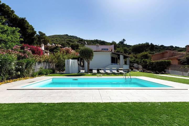 Villa für 12 Personen, mit Balkon und Garten - 1