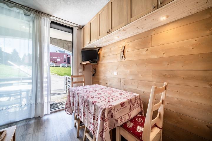 Hel lejlighed, Apartment 'Les Pralyssimes' with Mountain View, Private Terrace and Wi-Fi in Le Praz de Lys, Taninges