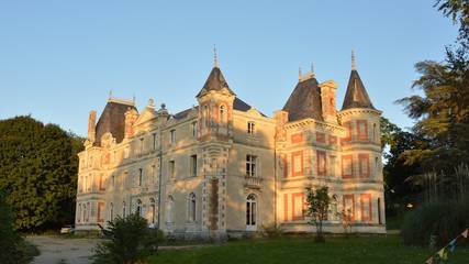 Gîte pour 60 personnes, avec terrasse ainsi que vue sur le lac et jardin, animaux acceptés dans Maine-et-Loire