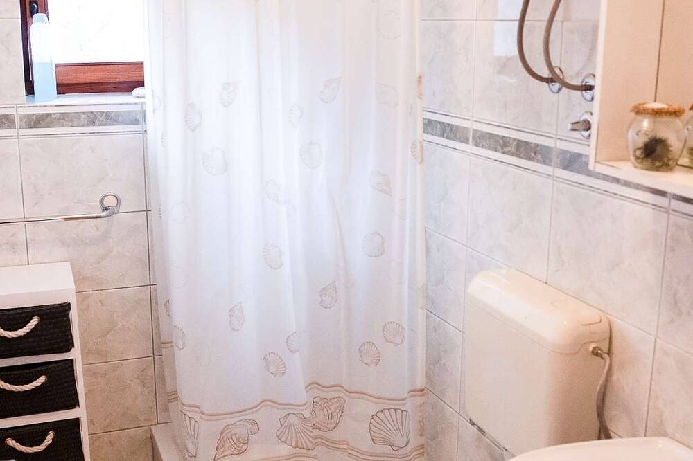 Ganze Wohnung, 2-Zimmer-Ferienwohnung mit Terrasse Srb, Zagora in Gračac, Zadar