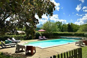 Gîte pour 13 personnes, avec piscine et jardin à Estadens