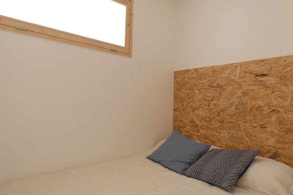 Entire apartment, Cozy 2-Room Apartment for 6, Near Slopes, South-Facing Balcony, Parking, No Pets in Saint-Lary-Soulan, Pyrenees National Park