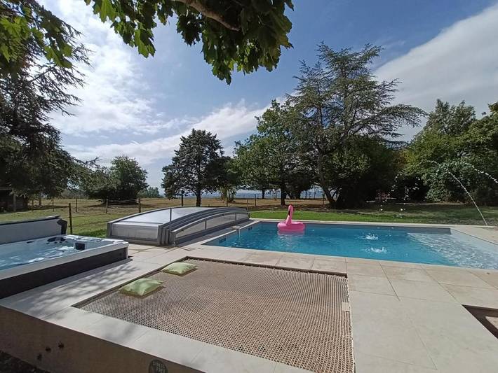 Location de vacances pour 15 personnes, avec Balcon et Jacuzzi ainsi que Terrasse et Jardin à Castelnau-d'Estrétefonds