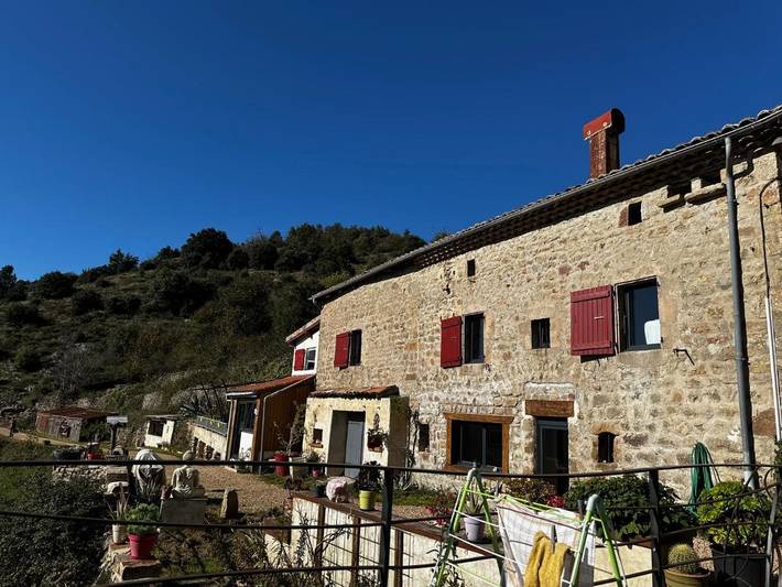 Location de vacances pour 4 personnes, avec vue ainsi que jardin et terrasse à Chalencon - 2