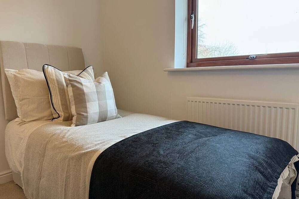 Entire apartment, 2 Bedroom Flat Free Parking Close to Gatwick in Crawley, West Sussex