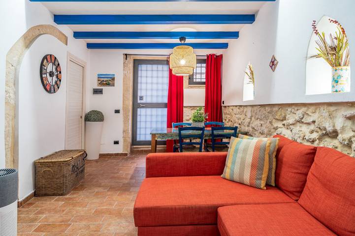 Hel lägenhet, Apartment "Lampara" with Terraces & Wi-Fi in Spiaggetta di Cala Rossa, Syrakusa
