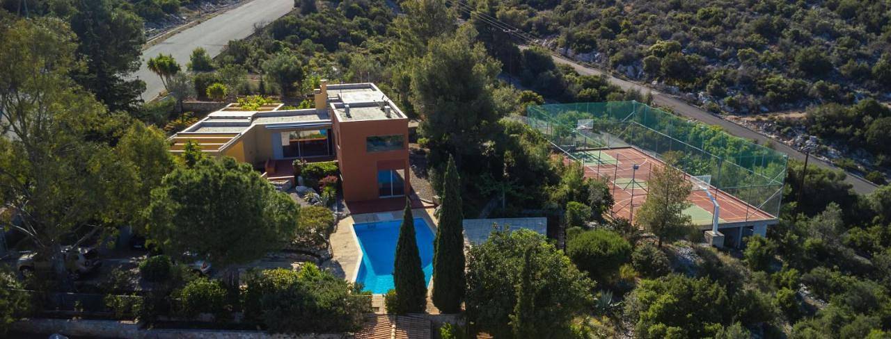Villa with swimming pool and tennis/basketball court in Theologos, Fthiotida