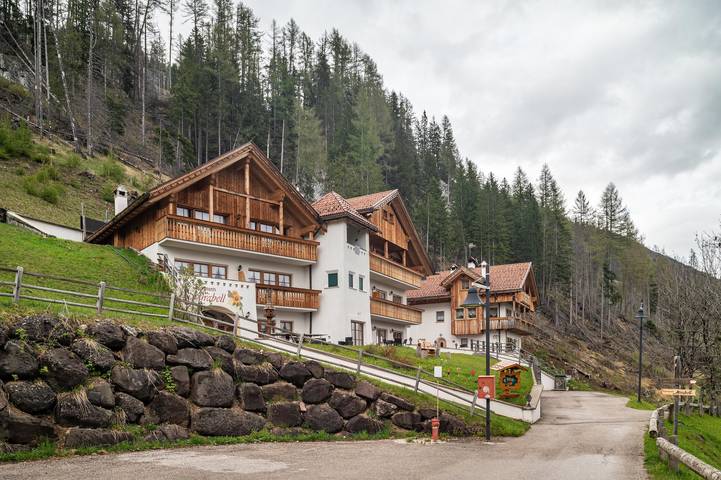 Entire apartment, Apartment 'Apartments Mirabell Nicole' with Mountain View, Shared Terrace and Wi-Fi in Livinallongo del Col di Lana, Dolomiti Superski