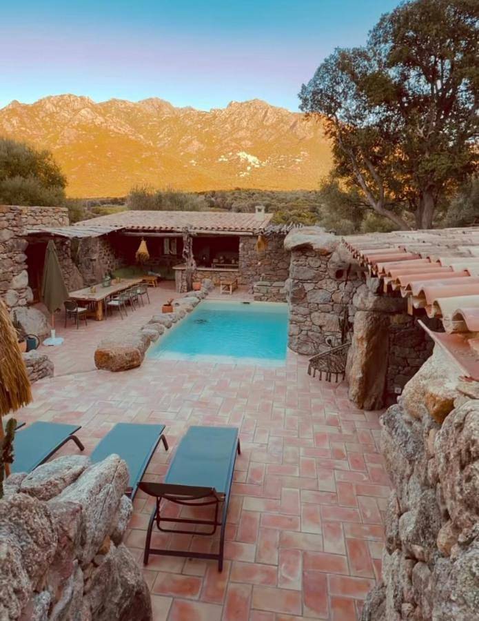 Location de vacances pour 8 personnes, avec vue ainsi que piscine et jardin à Lama