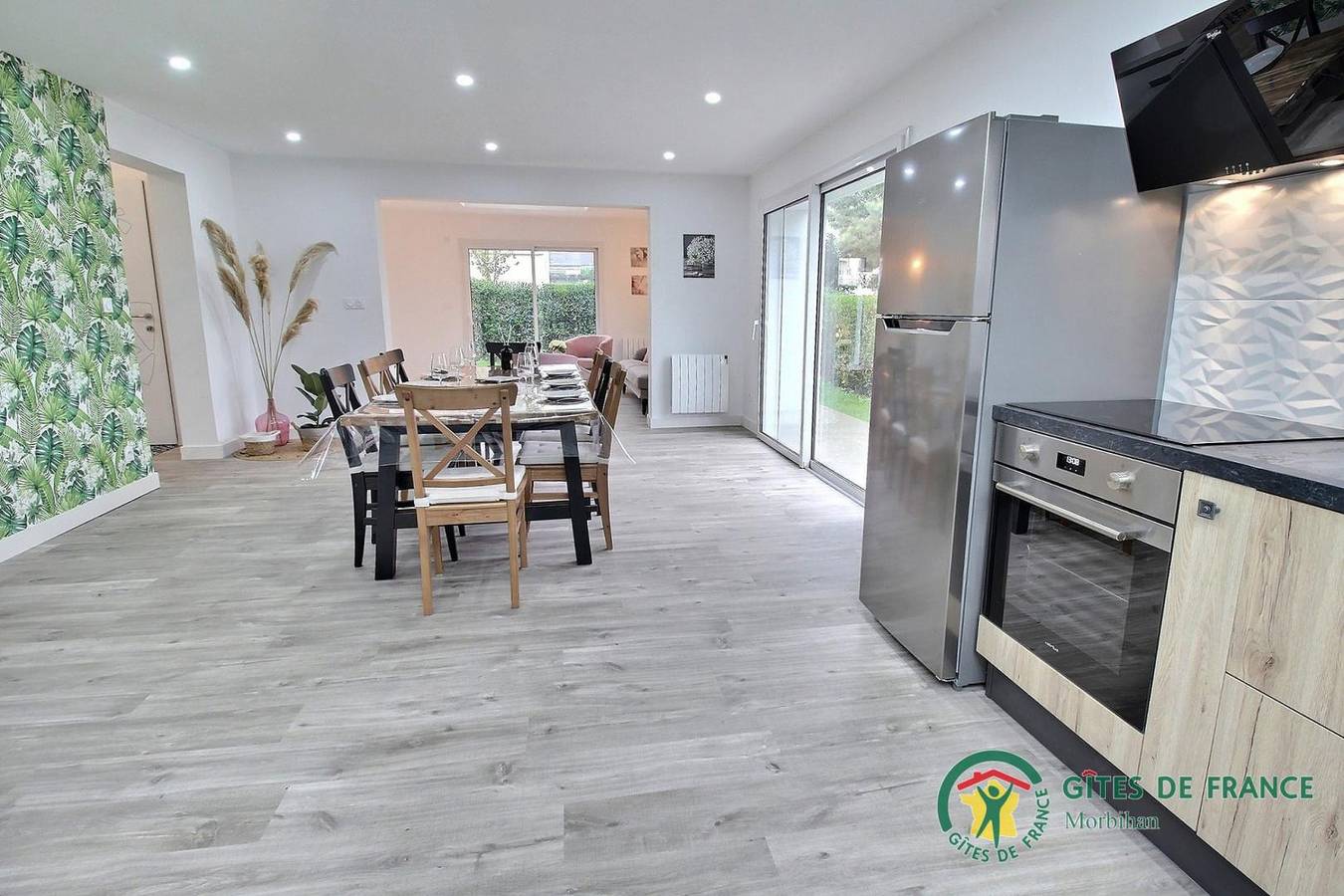 La parenthèse in Ambon, Côte des Mégalithes