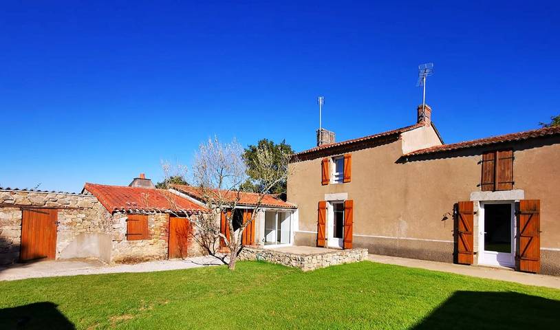 Gîte pour 10 personnes, avec piscine ainsi que terrasse et jardin
