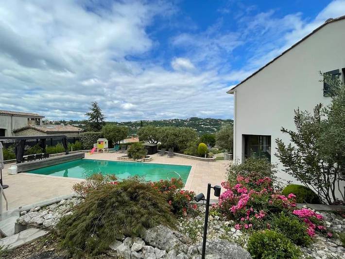 Location de vacances pour 10 personnes, avec vue ainsi que terrasse et piscine à Ucel - 3