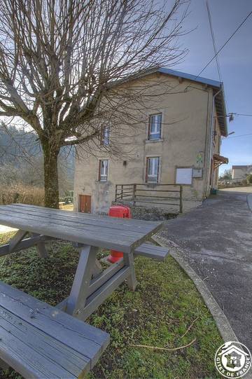 Gîte pour 6 personnes, avec terrasse et jardin, animaux acceptés dans l' Ain