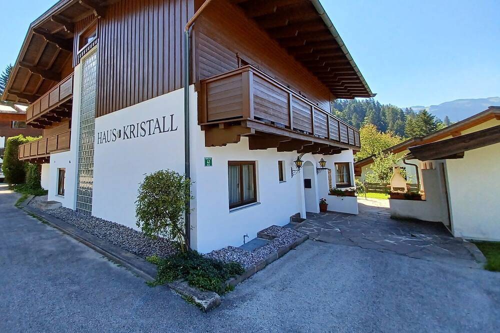 Ganze Wohnung, Geräumige Ferienwohnung mit Kamin + Kinderspielecke, 10 + 2 Personen in Scheffau am Wilden Kaiser, Kaisergebirge