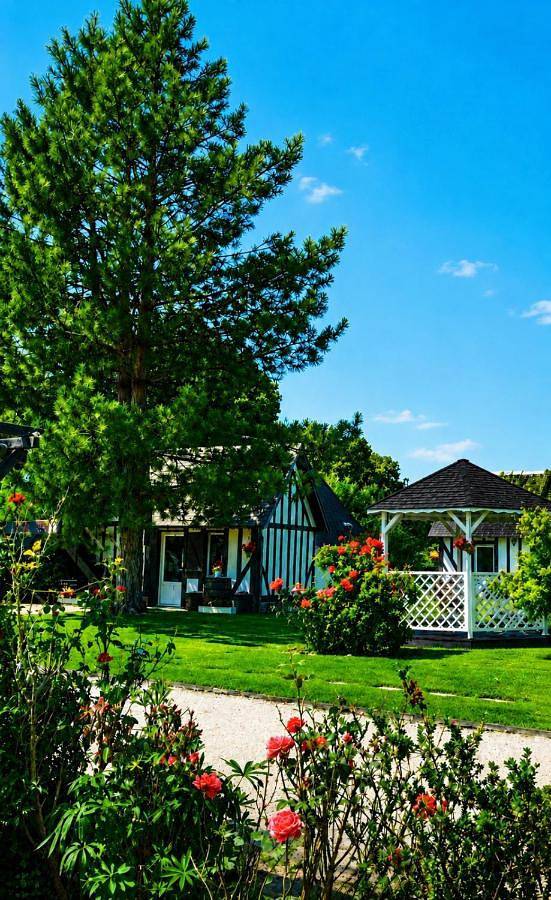 Location de vacances pour 2 personnes, avec Terrasse et Jardin ainsi que Piscine et Vue dans Mesnil-en-Ouche