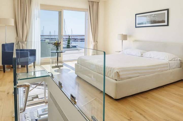 Appartement entier, Elegant and spacious three-room apartment with frontal sea view characterized by an elegant and refined design of approximately 100 m2 and arranged on two levels.On the first floor it is composed of a living room with double sofa bed and fully equipped i in Spiaggia Puntone di Scarlino (Scarlino), Scarlino