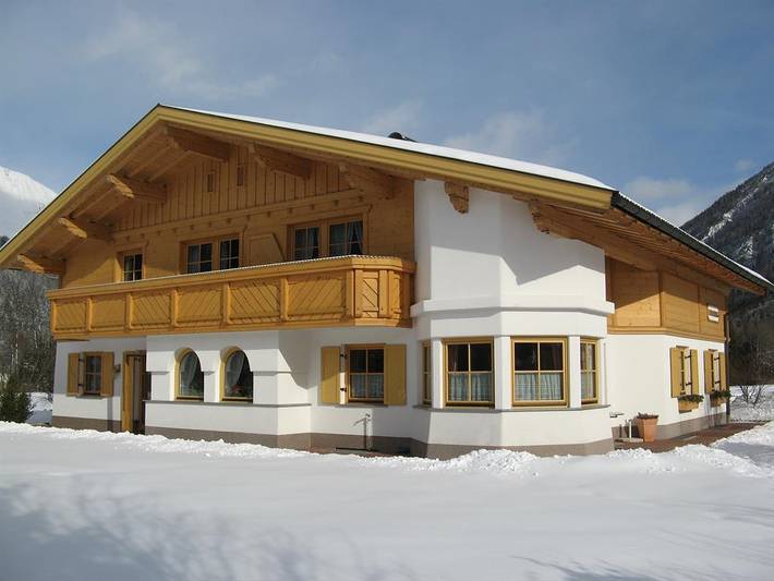 Ferienwohnung für 4 Personen, mit Balkon und Terrasse sowie Garten und Ausblick in Bach