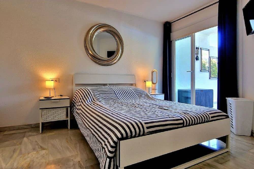 Ganze Wohnung, Stunning Golf Apartment Overlooking the Island Pool and on the Golf Course in Mijas Pueblo, Mijas