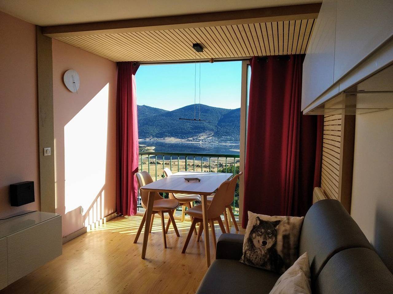 Appartement entier, Appartement lumineux avec vue sur le lac, parfait pour se détendre in Les Angles, Parc naturel régional des Pyrénées catalanes