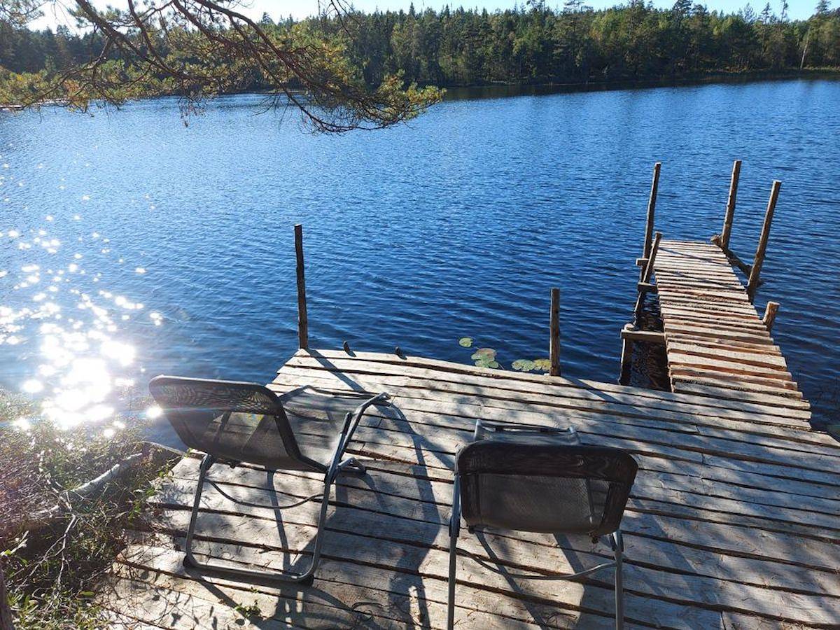 Natururlaub in Schwedens südlichster Wildnis, umgeben von Wald und See. in Marks Kommun, Västergötland