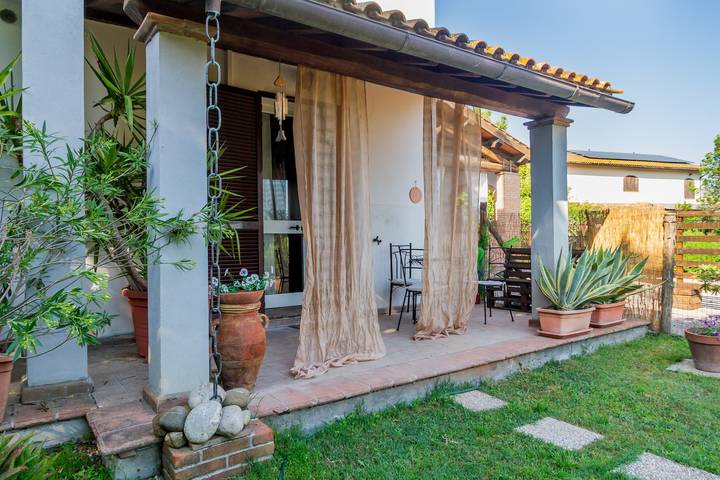 Apartment 'C' with Private Garden, Wi-Fi and Air Conditioning