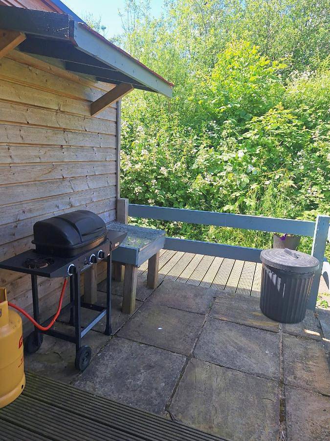 Beautiful Wooden tiny house, Glamping cabin with hot tub 2 in Sherwood Forest, Nottinghamshire