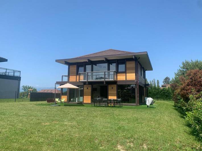 Location de vacances pour 8 personnes, avec Balcon et Terrasse ainsi que Jardin et Vue sur le lac à Yvoire