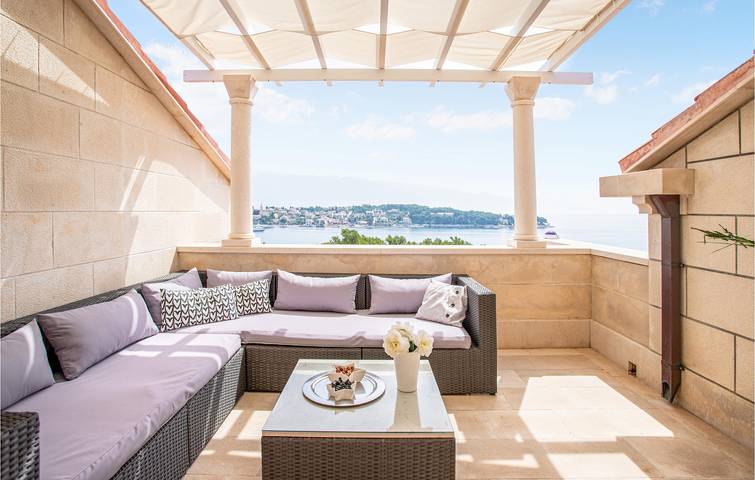 Ganze Ferienwohnung, Gemütliche 1-Zimmer-Wohnung mit Terrasse, 1 km vom Strand entfernt in Selca, Brac