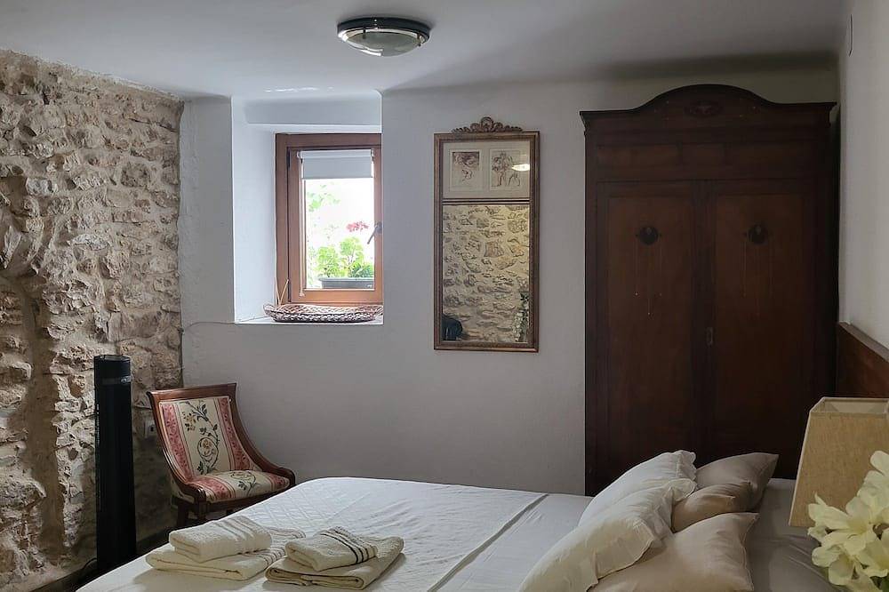 Ganze Wohnung, Rural tourist apartment with spa area. Main Square. Pb. Sant Jordi in Sant Jordi, Castellón Provinz