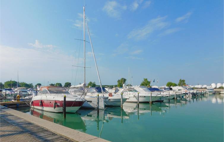 Apt spacieux avec WiFi, parking et climatisation - 700m de la plage in Lignano Pineta, Lignano Sabbiadoro