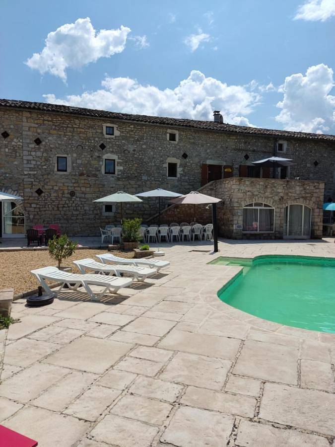 Chambre d’hôte pour 3 personnes, avec terrasse ainsi que piscine et jardin
