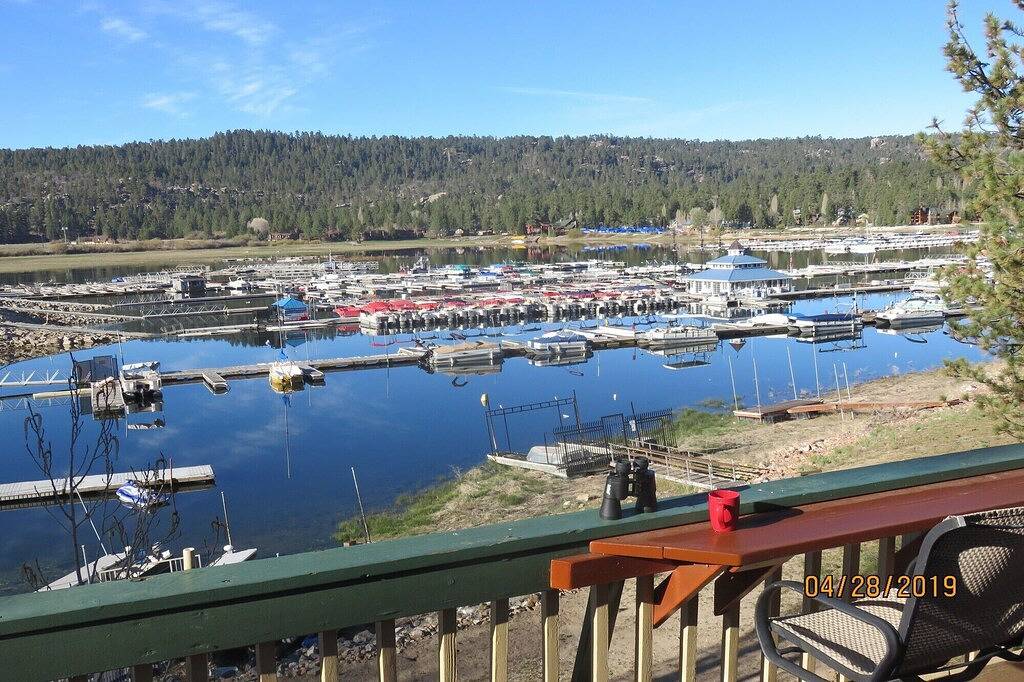 Marina Landing: Seeseite! Schritte zu Holloways! Spielzimmer! Ansichten! Kamin! Kabelfernsehen! Bbq! in Big Bear Lake, San Bernardino County