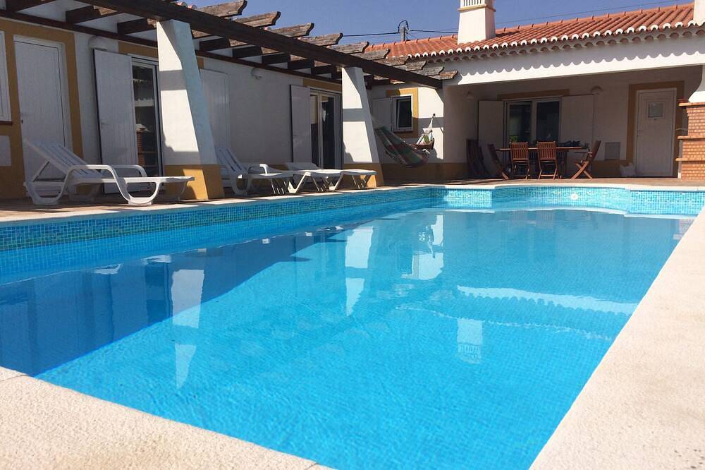 Große Villa mit Pool und Grill, in einer ruhigen Gegend. Erstaunliche Strände und Brandung. in Arrifana, Aljezur