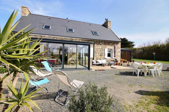 Gîte pour 6 personnes, avec jardin et terrasse à Plougrescant