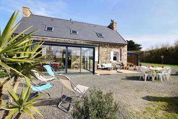 Gîte pour 6 personnes, avec terrasse et jardin à Plougrescant