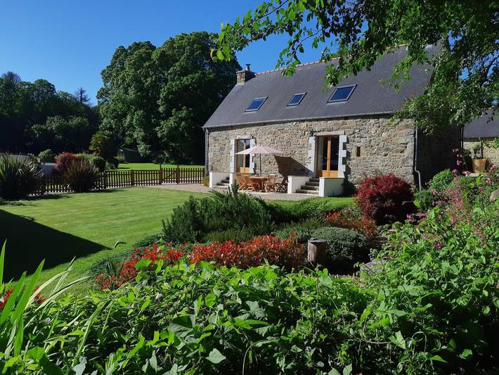 Gîte pour 4 personnes, avec Terrasse ainsi que Jardin et Piscine à Plouguernével