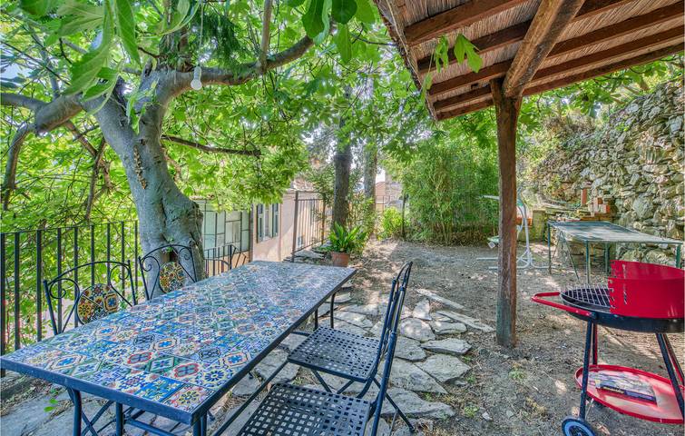 Accogliente appartamento con vista mozzafiato e servizi moderni in Valloria (Prelà), Prelà