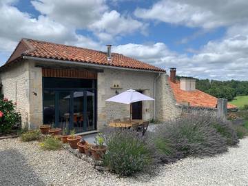 Gîte pour 4 personnes, avec jardin ainsi que piscine et vue à Juignac