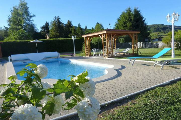 Location de vacances pour 4 personnes, avec Terrasse ainsi que Jardin et Piscine à Saint-Just-en-Chevalet