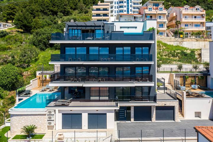 Villa for 7 people, with sauna and terrace as well as ocean view in Makarska