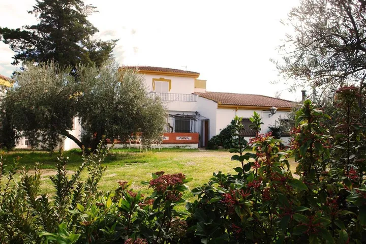 Casa de vacaciones para 8 personas, con vistas además de jardín y piscina - 1