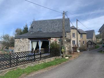 Gîte pour 4 personnes, avec terrasse et jardin à Rochefort-Montagne