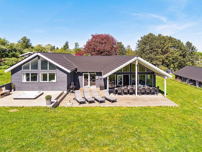 Ferieudlejning for 18 personer, med terrasse og sauna samt pool, husdyr tilladt i Vejby