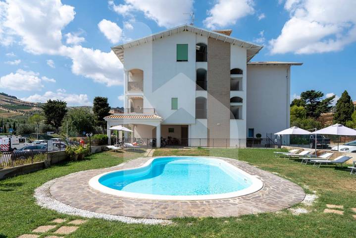 Gîte pour 4 personnes, avec jardin et piscine à Pineto - 2