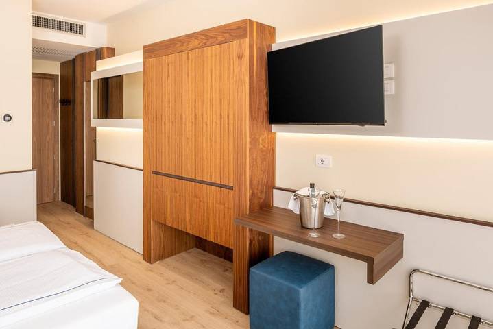 Hôtel pour 2 personnes, avec piscine ainsi que jardin et balcon à Garde - 4