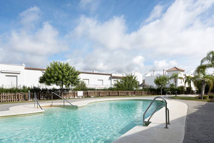 Casa de vacaciones 'Villa Miradores' con piscina compartida, Wi-Fi y aire acondicionado in Atlanterra, Tarifa