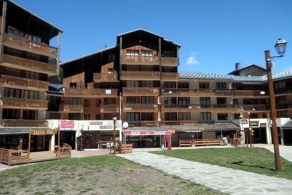 Entire apartment, Cozy 2-Room Mezzanine Apartment for 4 near Ski Lifts and Shops, South-Facing Balcony in Valfréjus, Modane