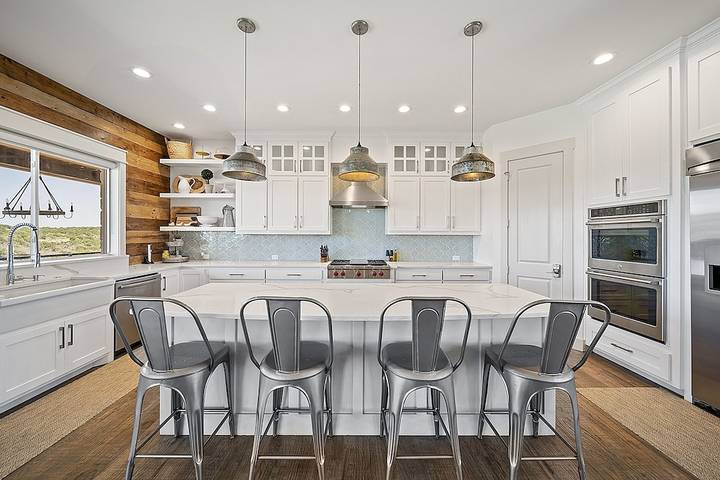 Vacation rental for 16 people, with yard and hot tub in Possum Kingdom Lake