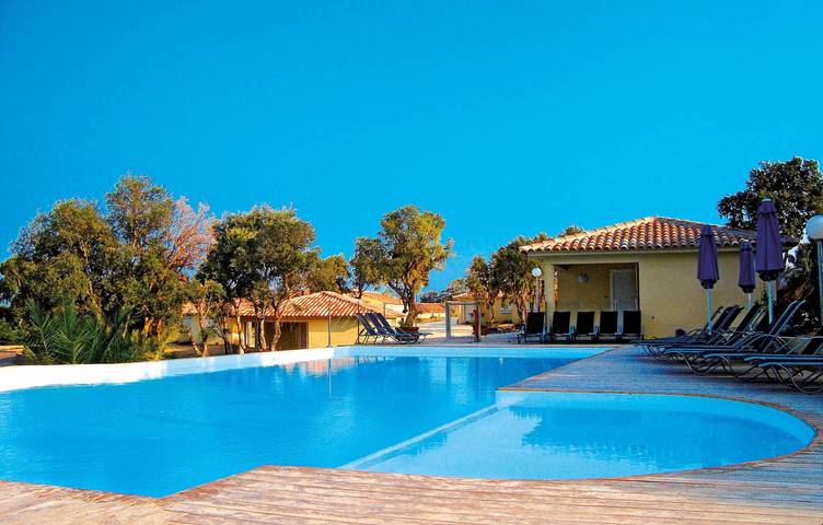 Location de vacances pour 8 personnes, avec Terrasse ainsi que Jardin et Piscine dans Sainte-Lucie de Porto-Vecchio
